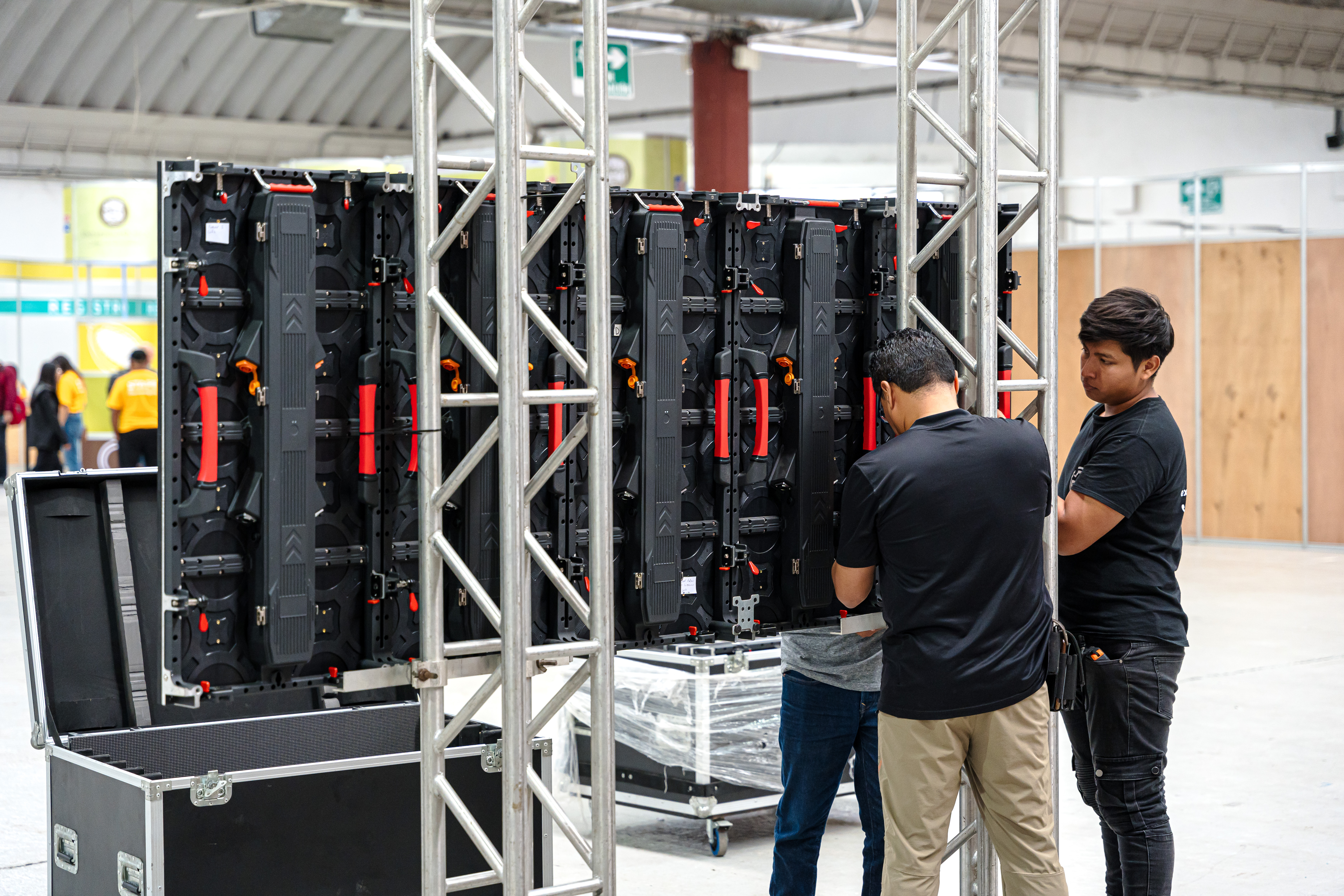 Preparación de equipo de audio por el equipo de Expodiseño