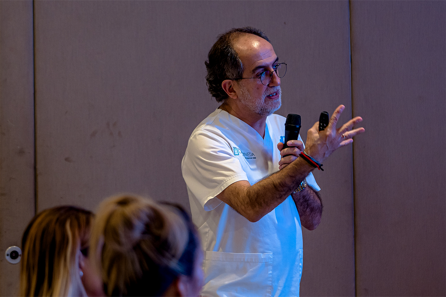 Doctor y ponente durante su presentación en el Congreso Internacional de Medicina Estética y Cosmetología.