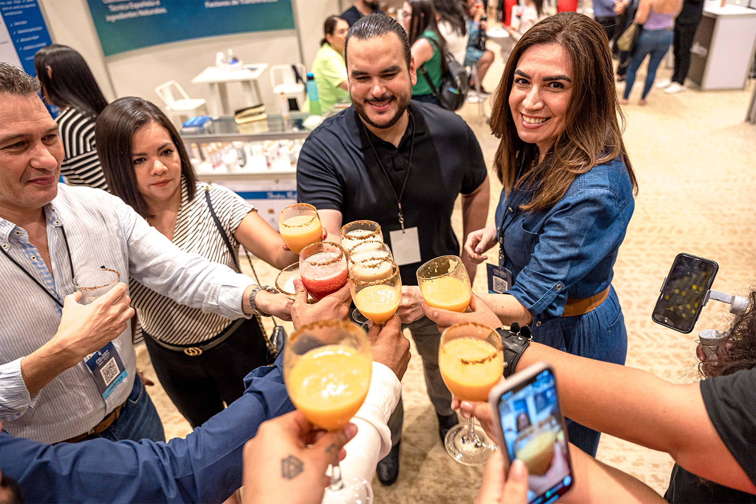 Coctelería y bebidas durante el coffee break del evento CIMEC.