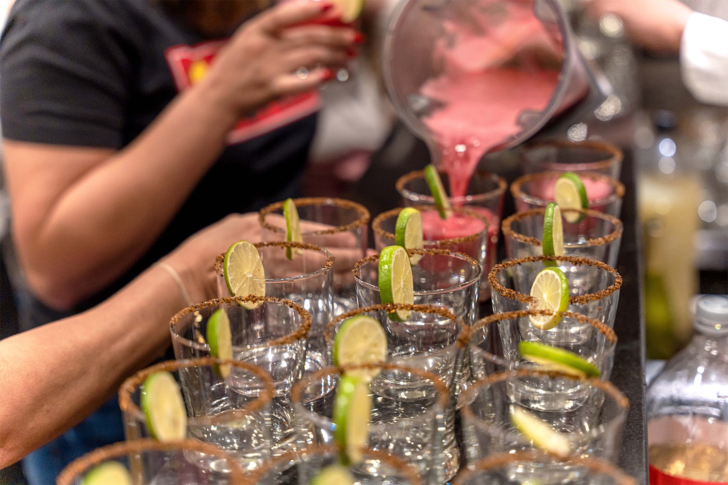 Barra de coctelería y bebidas durante el coffee break del evento CIMEC.