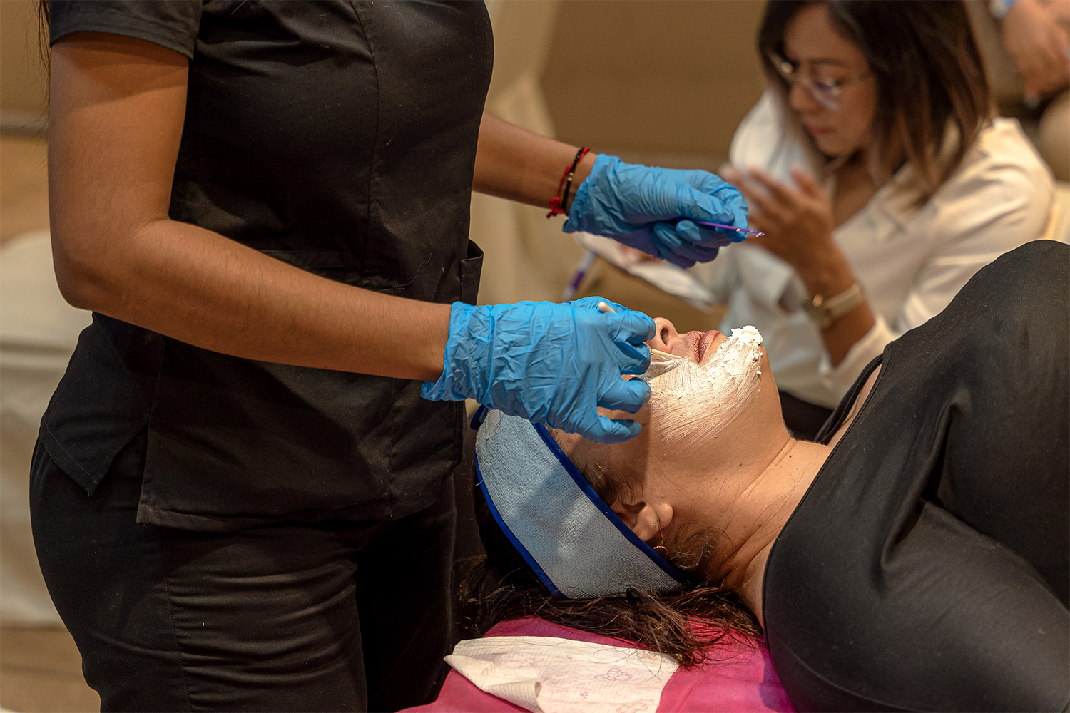 Aplicación de una mascarilla facial profesional en un taller práctico del Congreso de Medicina Estética CIMEC.
