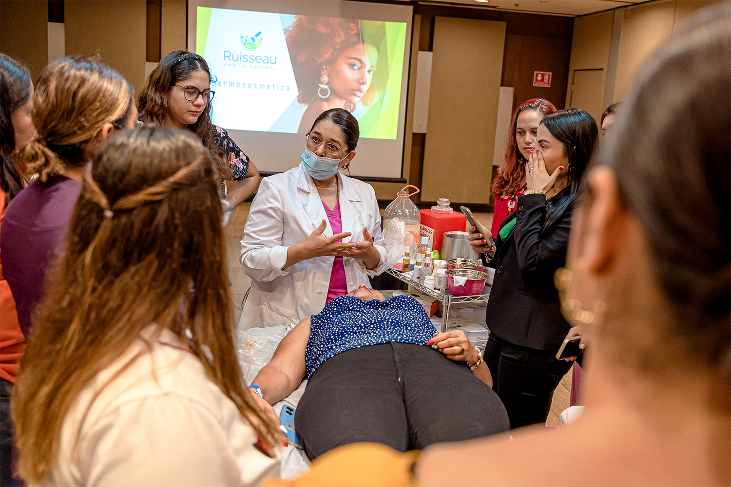Doctora impartiendo un taller de dermocosmética a un grupo de asistentes en CIMEC 2023.