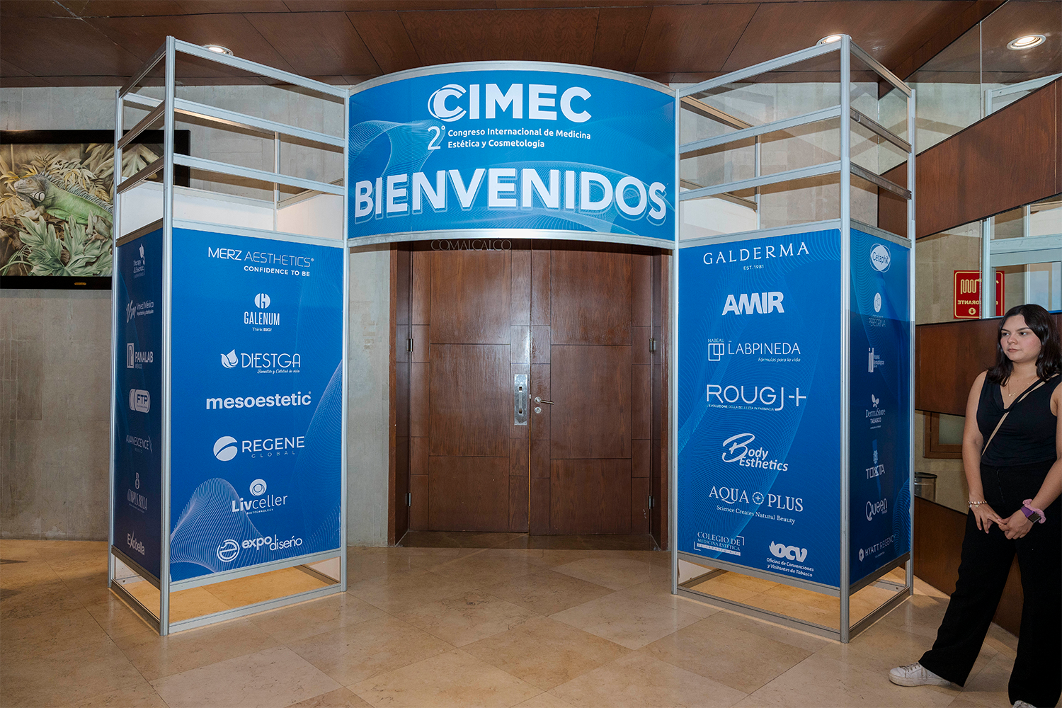 Arco de acceso de bienvenida a CIMEC 2024 con logos de patrocinadores, diseñado por Expodiseño.