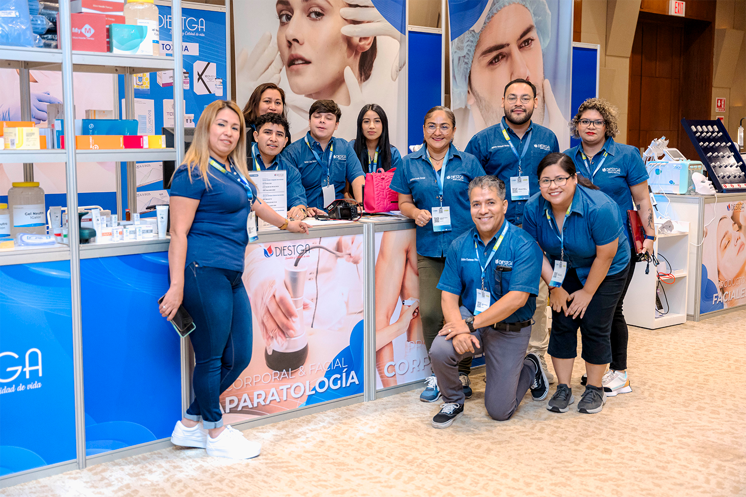 Equipo de la casa comercial DIESTGA en su stand de exhibición durante el congreso CIMEC 2024.