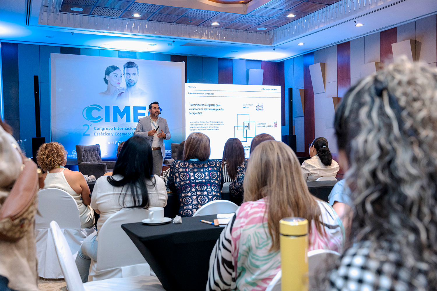 Ponente experto durante su conferencia en el congreso de medicina estética CIMEC 2024.