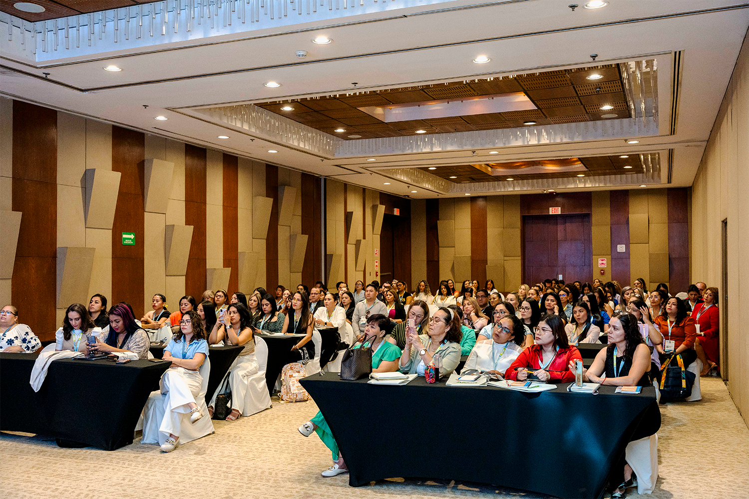 Ponente experto durante su conferencia en el congreso de medicina estética CIMEC 2024.