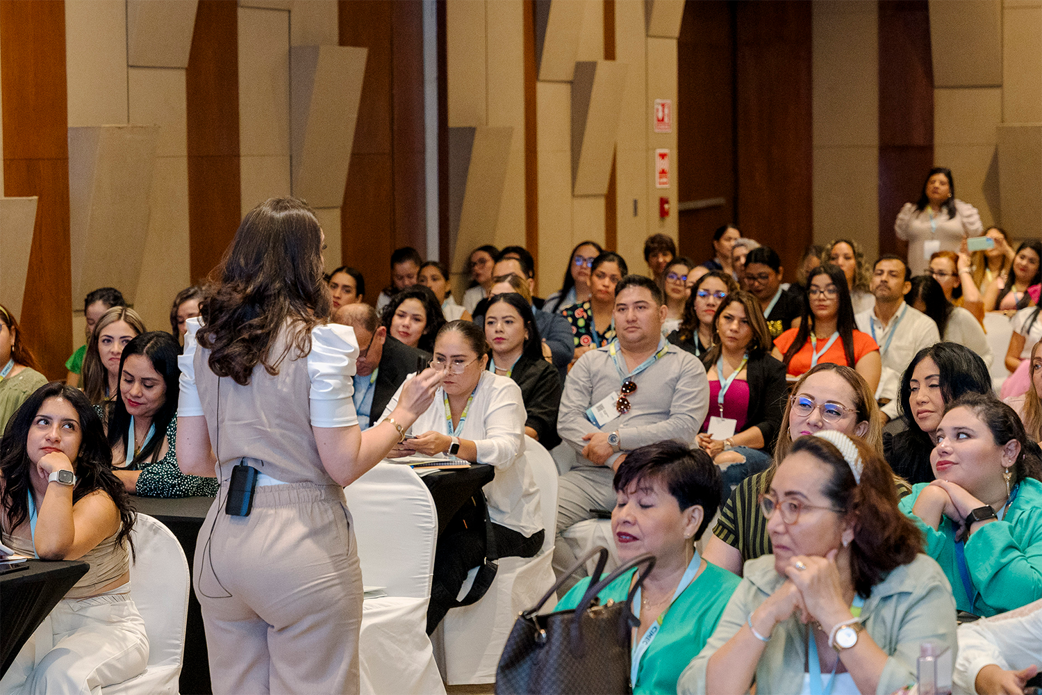Ponente experto durante su conferencia en el congreso de medicina estética CIMEC 2024.