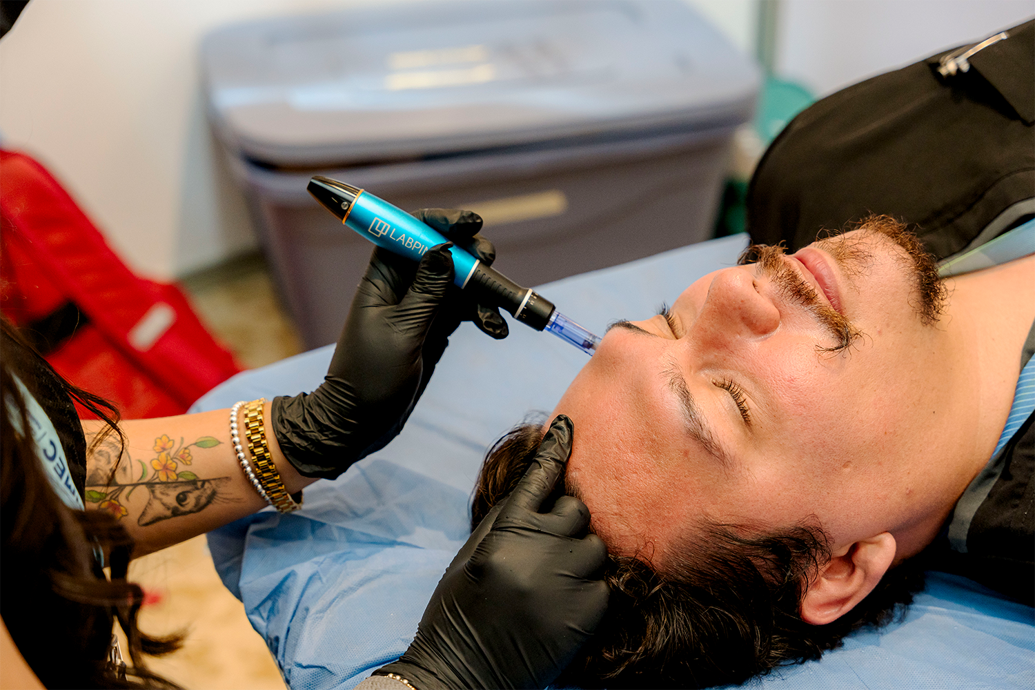 Demostración práctica de tratamiento de microneedling con dermapen en un taller del congreso CIMEC.