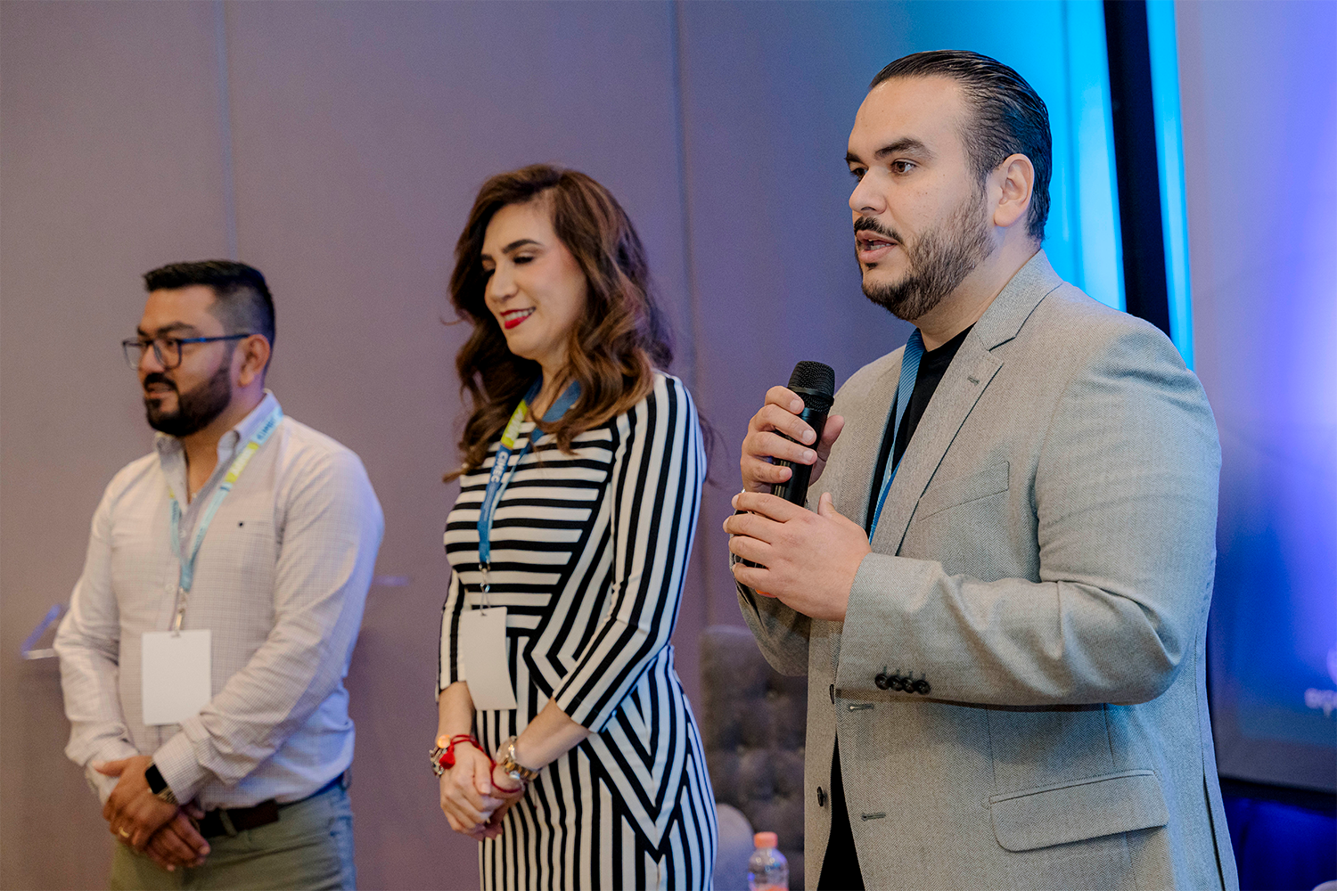 Organizadores del Congreso CIMEC 2024 dando el discurso de inauguración del evento.