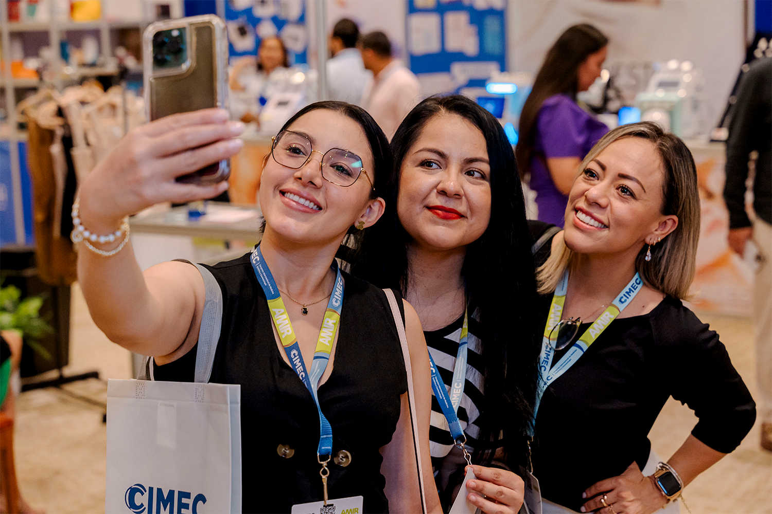 Asistentes al congreso CIMEC 2024 tomándose una selfie, mostrando el ambiente de networking.