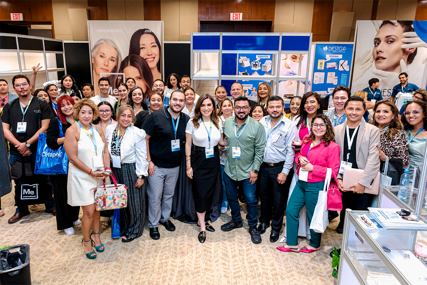 Foto grupal de asistentes y ponentes en la zona de exposición de CIMEC 2024.