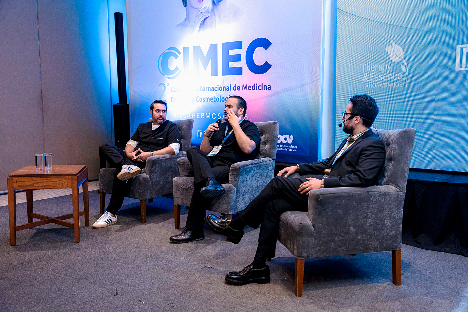 Panel de expertos discutiendo tendencias durante una sesión en el congreso de medicina estética CIMEC.