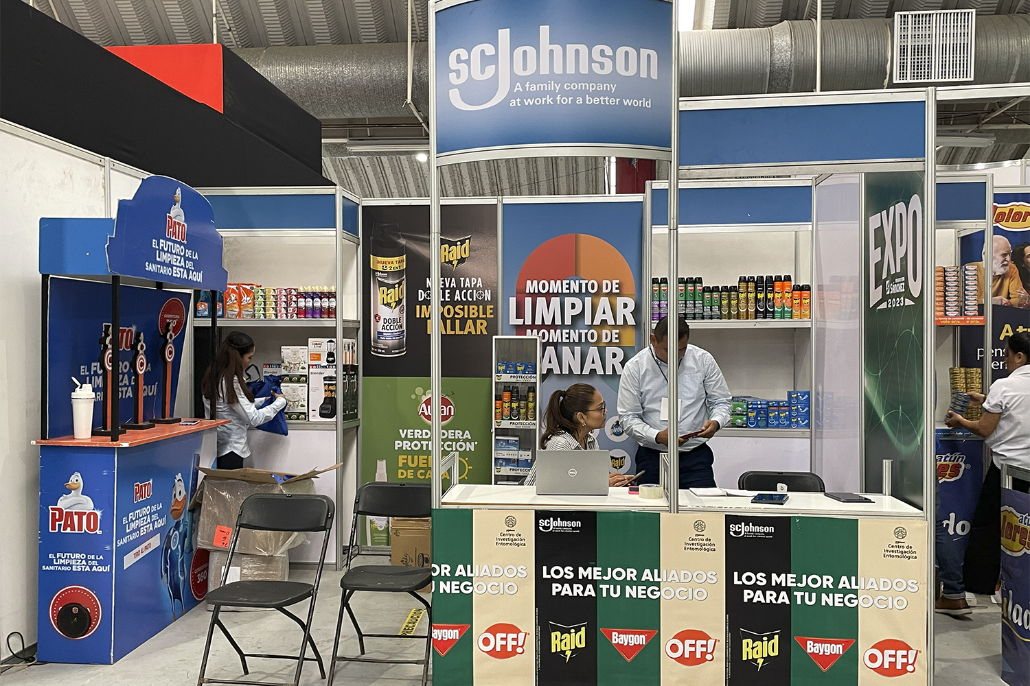 Expo Sánchez 2023: stand con estructura vertical y área de atención al visitante