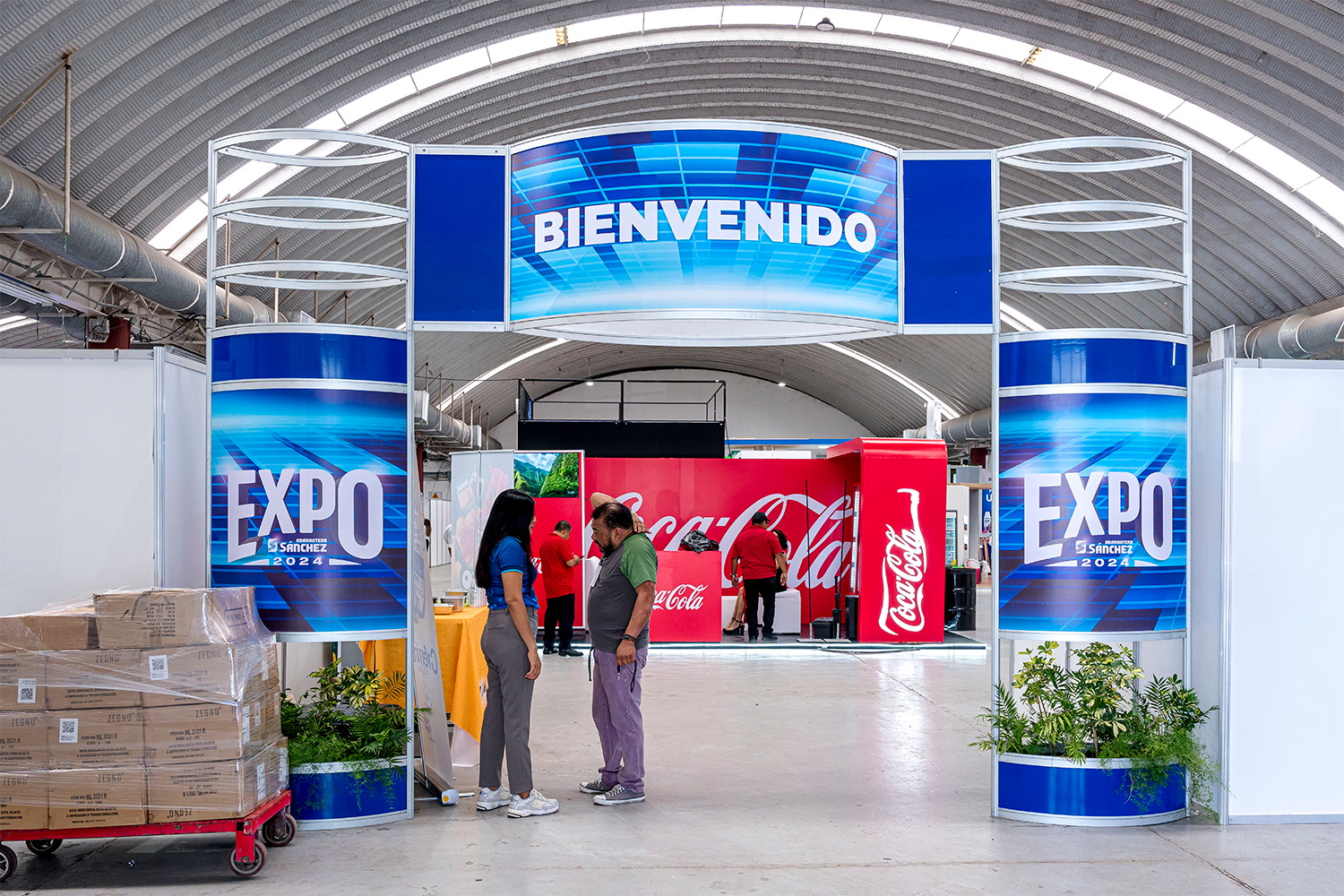 Impresionante arco de acceso con pantalla LED de bienvenida para Expo Sánchez 2024.