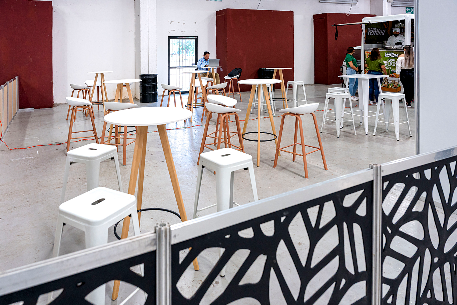 Zona de comida y networking con mobiliario moderno, suministrado por Expodiseño.