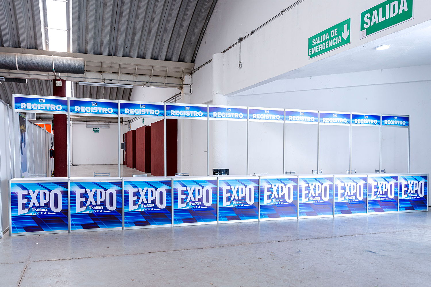 Línea de módulos de registro con branding de Expo Sánchez 2024, listos para el evento.