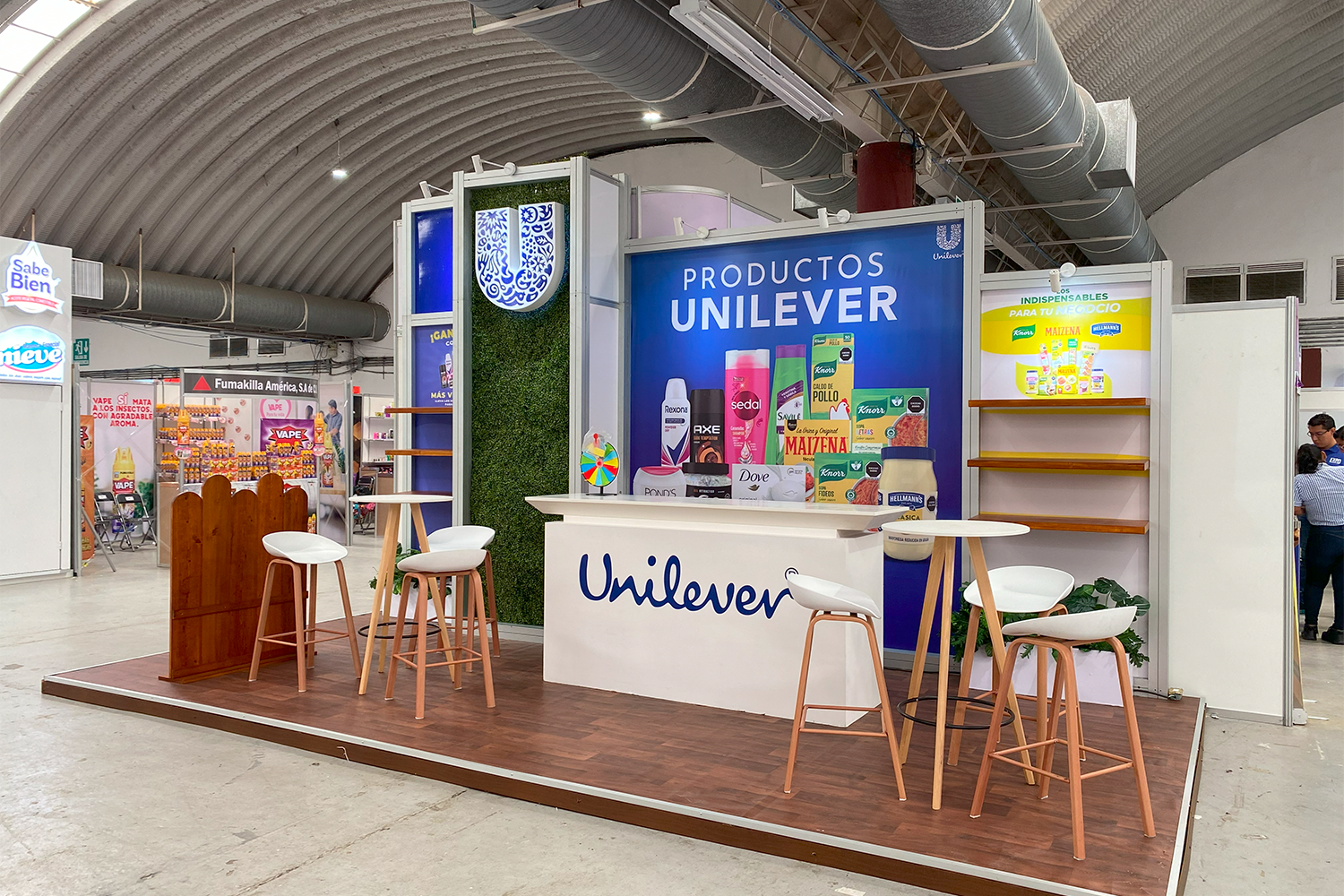 Stand de diseño premium para Unilever con acabados en madera y logotipo 3D.