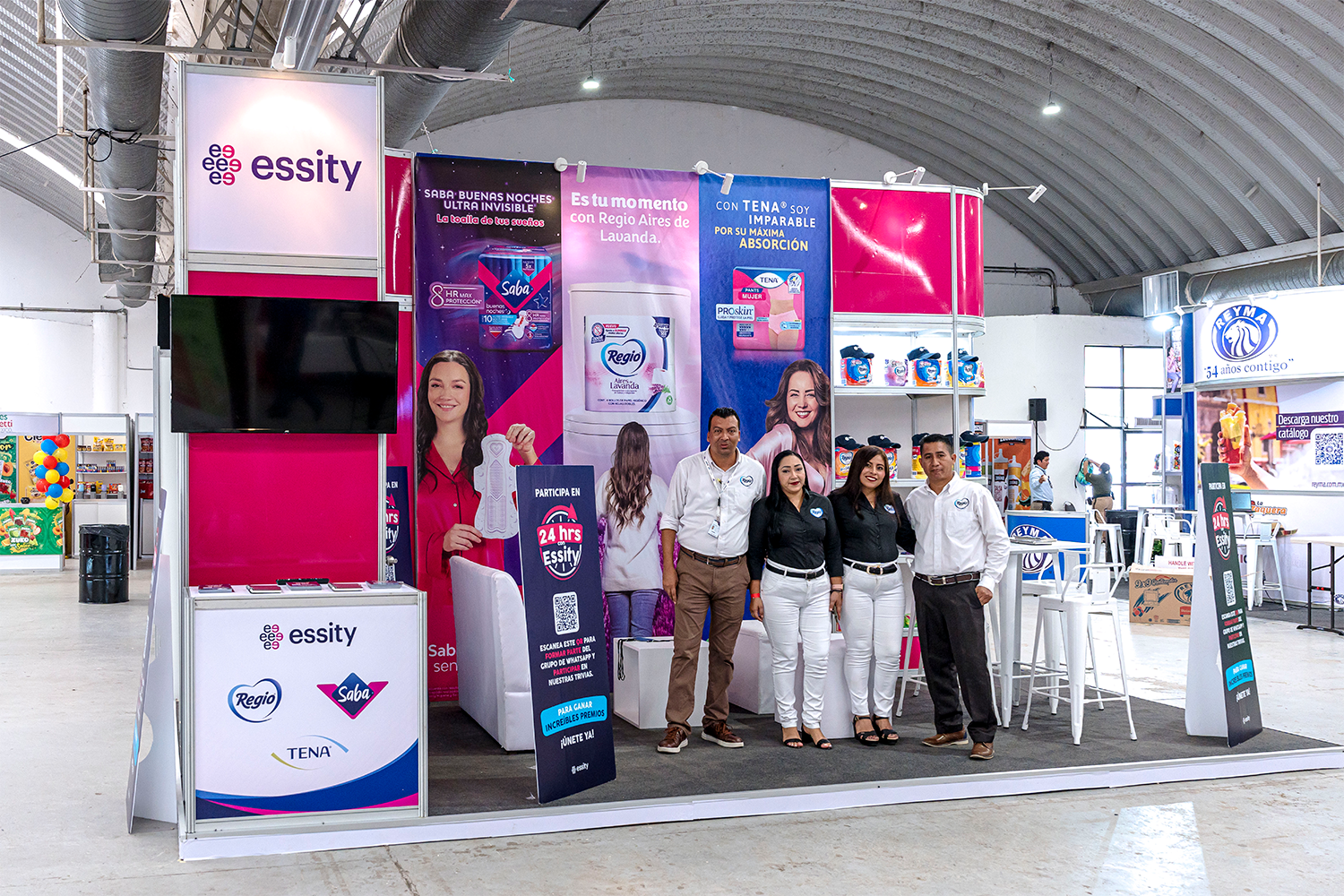 Equipo de la marca Essity posando en su stand personalizado en Expo Sánchez 2024.