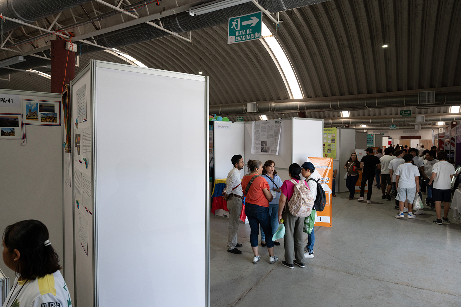 Asistentes recorriendo ExpoCiencias Nacional Tabasco 2024