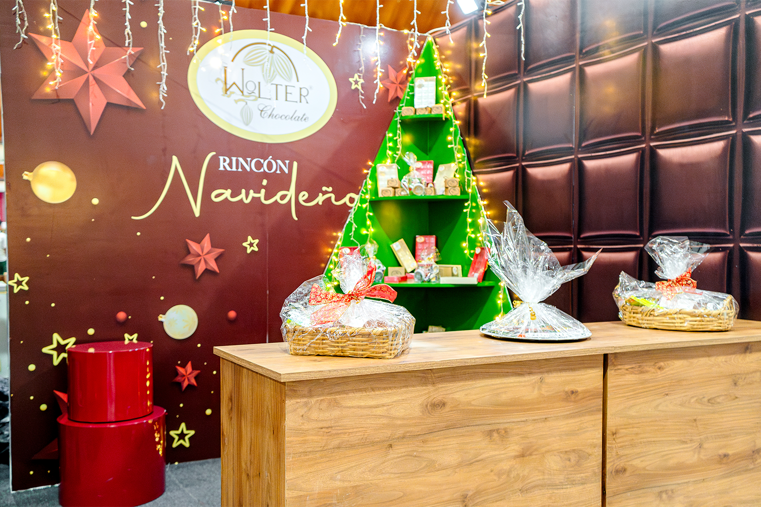 Sección temática 'Rincón Navideño' del stand de Wolter Chocolate, mostrando versatilidad en el diseño.