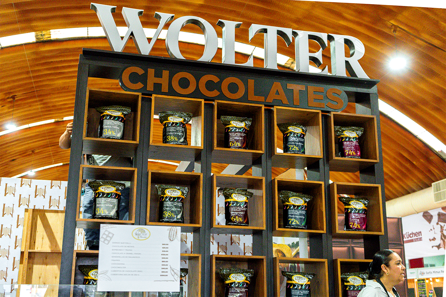 Impresionante muro de exhibición para Wolter Chocolates con nichos iluminados para producto.