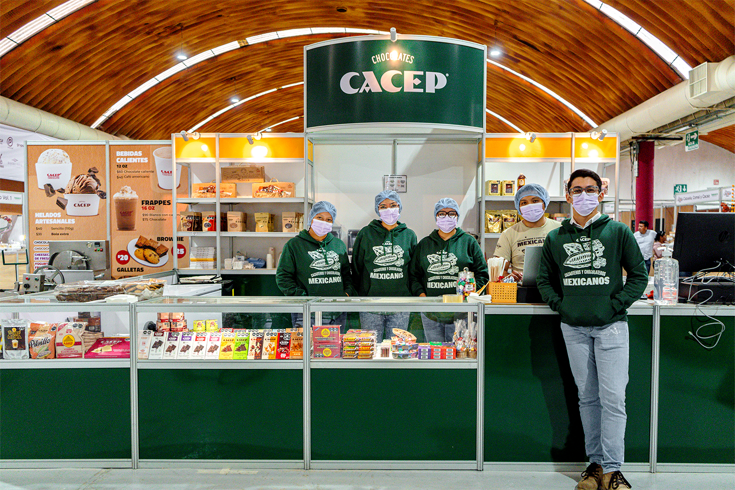 Equipo de expositores en el stand de sistema para Chocolates CACEP, montado por Expodiseño.