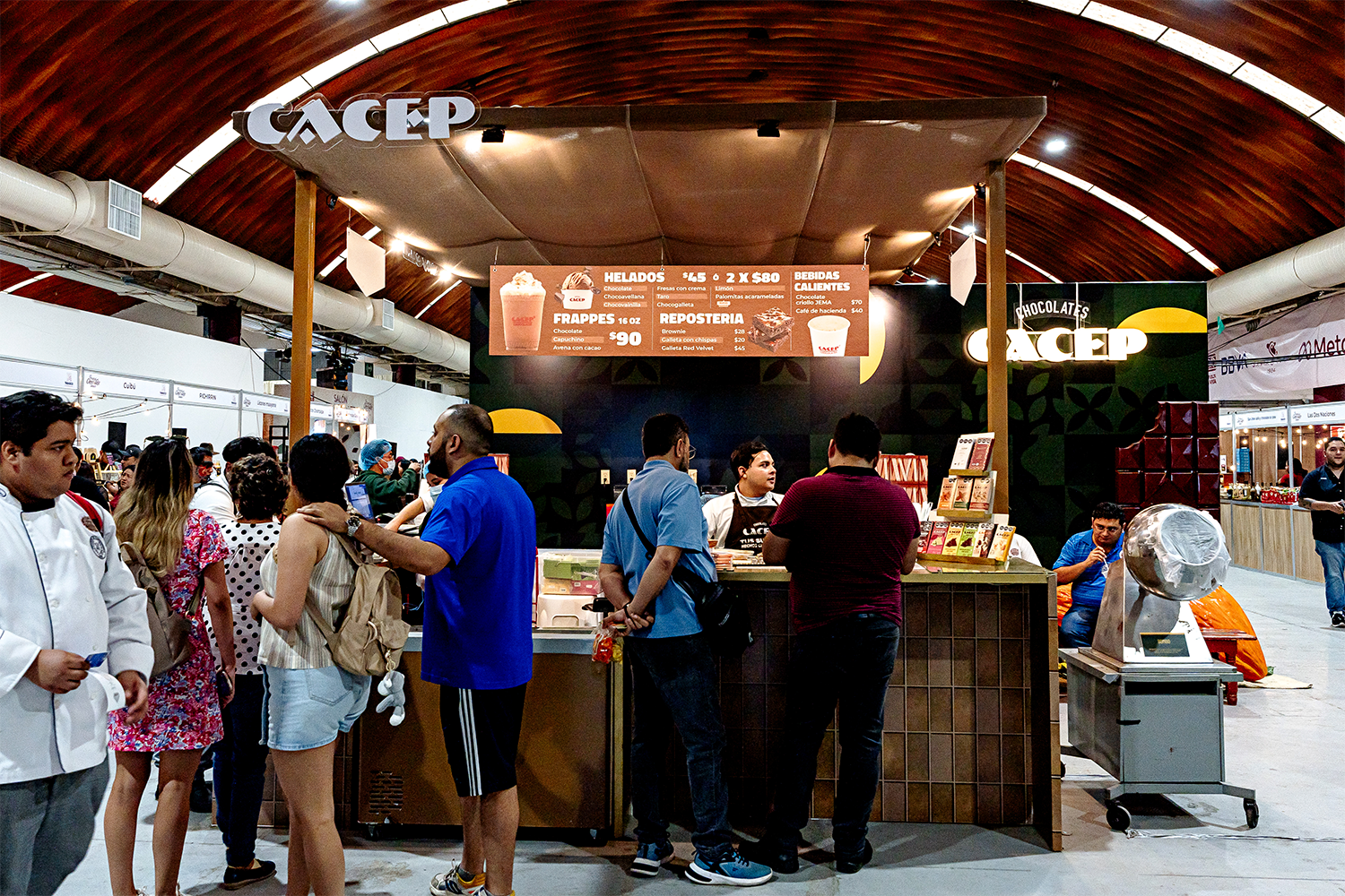 Mostrador de servicio estilo cafetería en el stand de CACEP en el festival 2024.