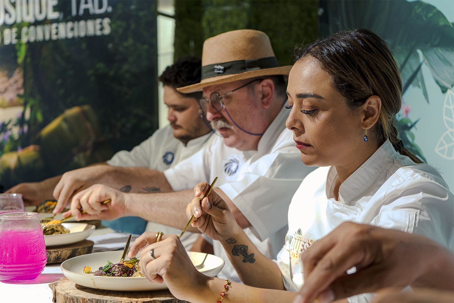 Mesa de trabajo de los chefs durante el concurso del Festival del Queso 2023.