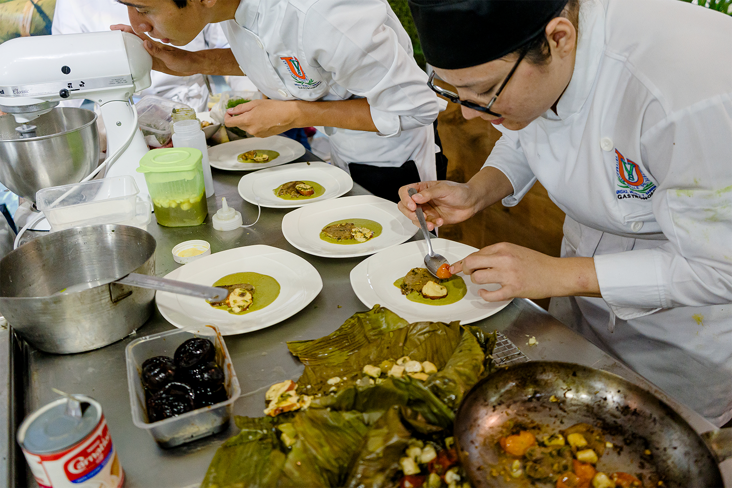 Chefs y jueces evaluando platillos en el concurso gastronómico 2023.
