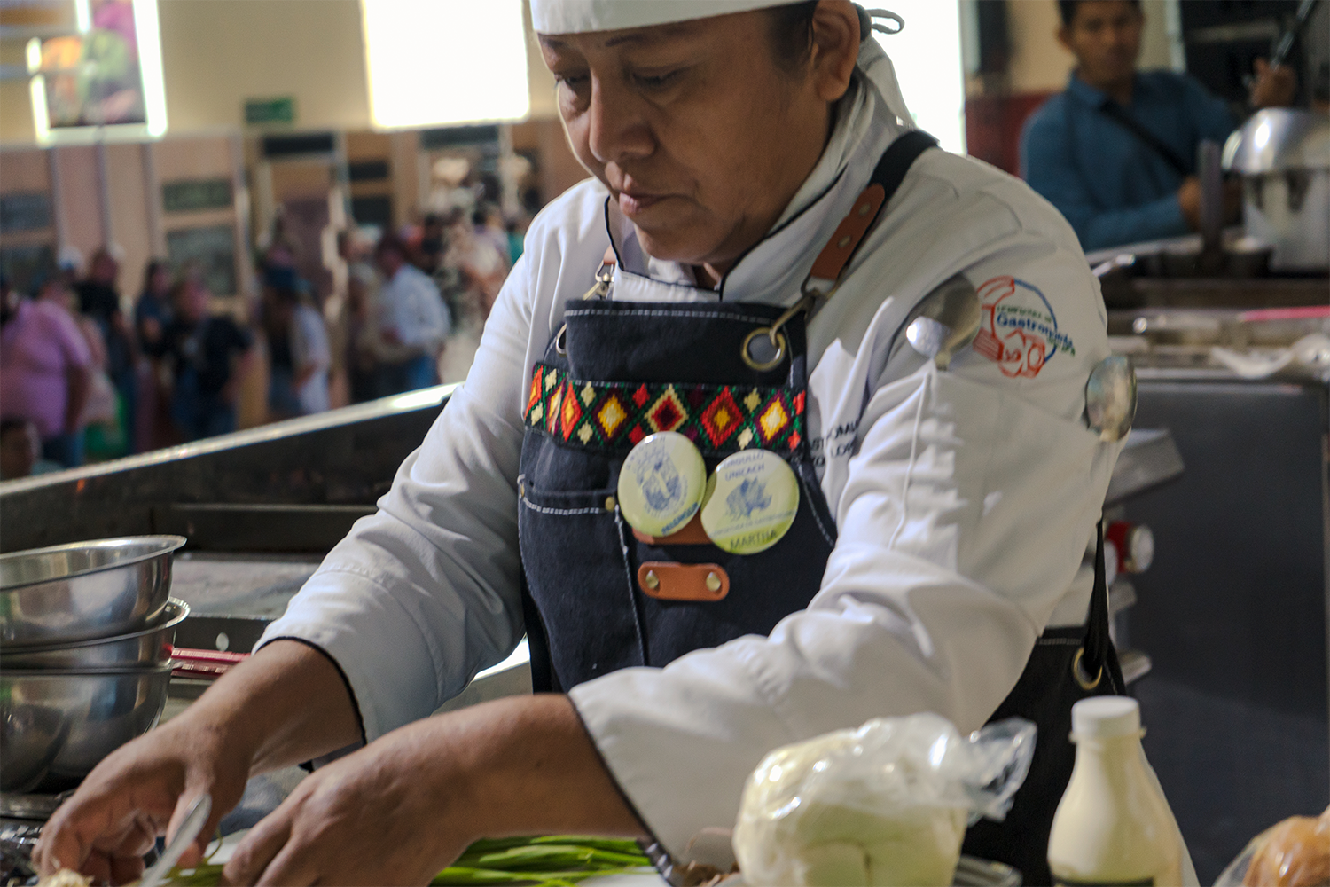 Chef emplatando durante el concurso de cocina del Festival del Queso 2023.