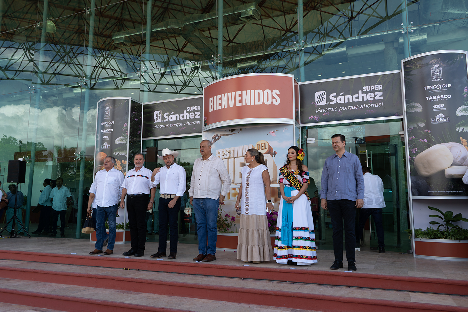 Fotografía de las autoridades en el evento de inauguración del Festival del Queso 2023.