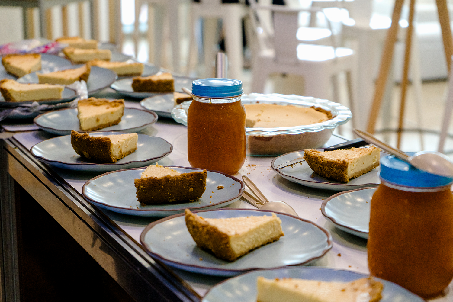 Mesa de degustación con platillos del concurso de cocina del festival 2023.