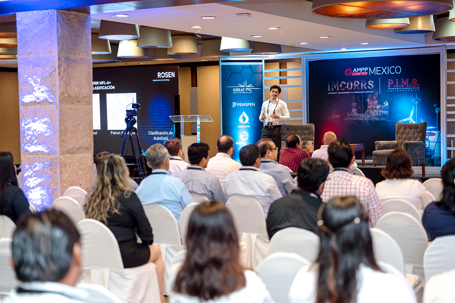 Ponente experto presentando en el escenario principal ante una audiencia completa en IMCORRS 2024.