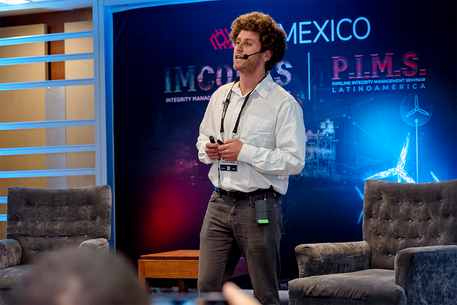 Conferencista internacional exponiendo sobre nuevas tecnologías en el seminario IMCORRS 2024.