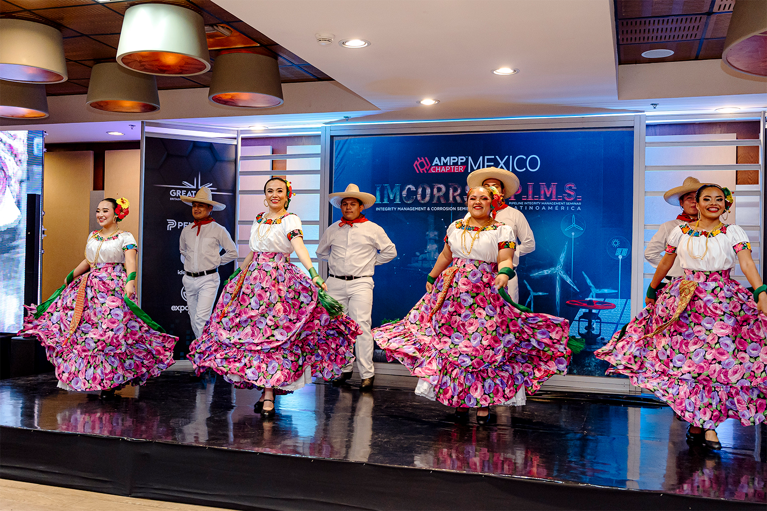 Presentación de ballet folclórico en el escenario como parte del programa cultural de IMCORRS.