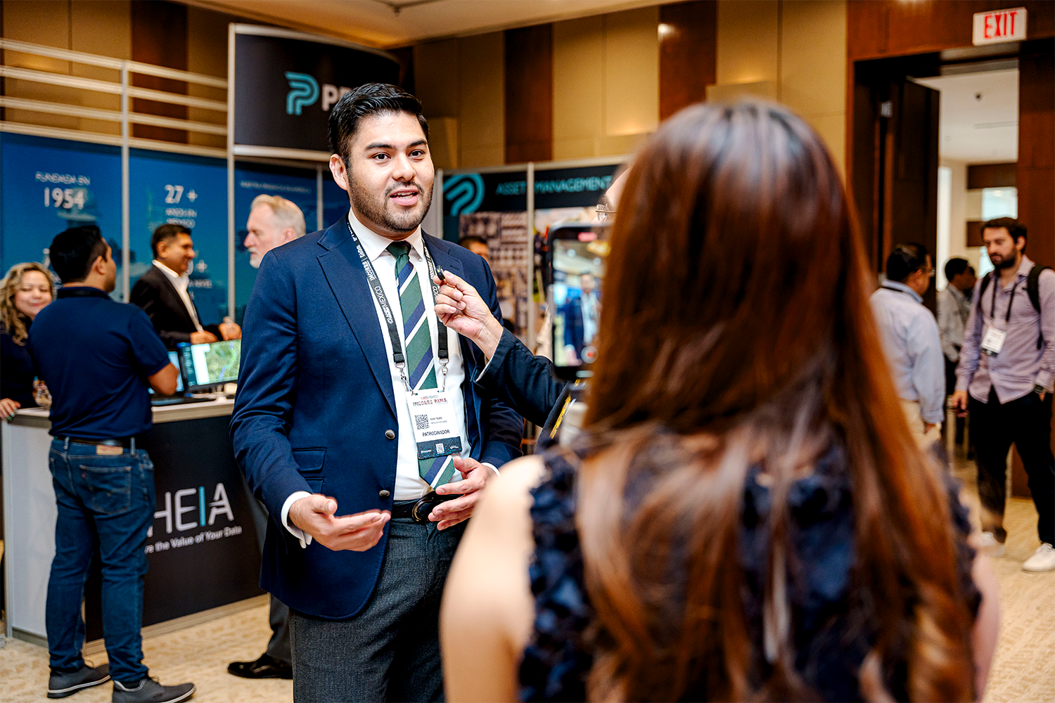 Profesionales de la industria energética haciendo networking en la zona de stands de IMCORRS 2024.