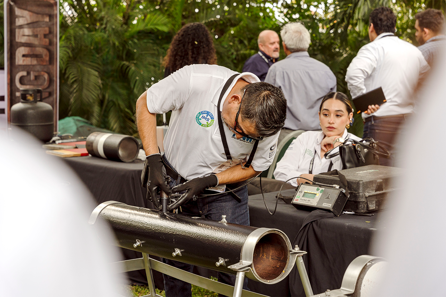 Ingeniero realizando una demostración técnica de inspección de ductos en una sesión práctica.