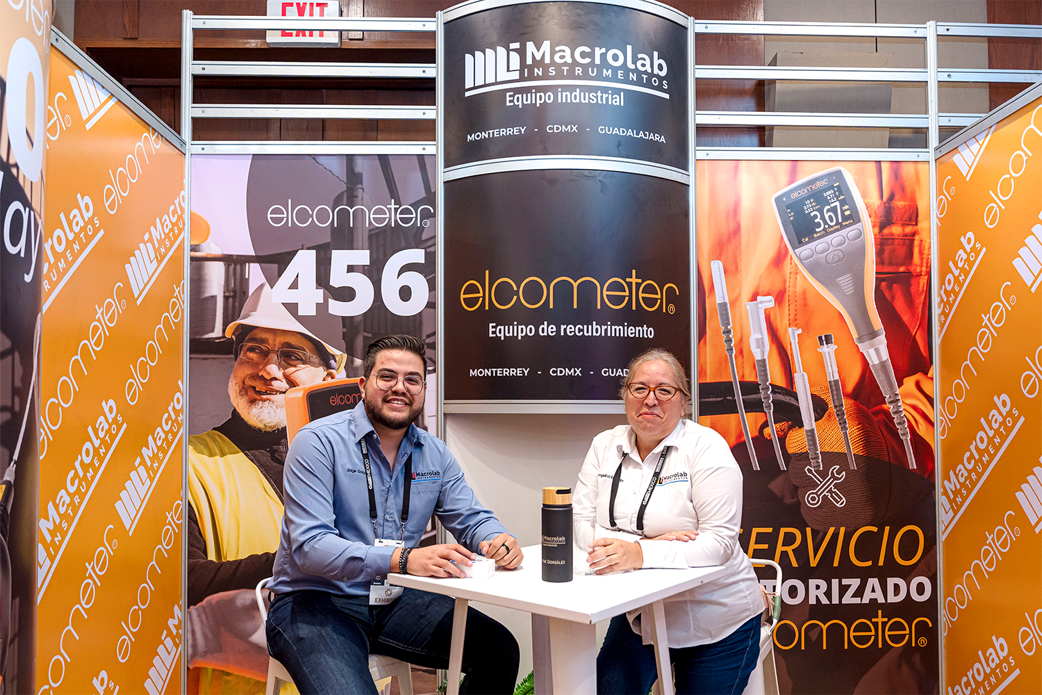 Expositores de Macrolab Instrumentos en su stand de Elcometer en el área comercial.