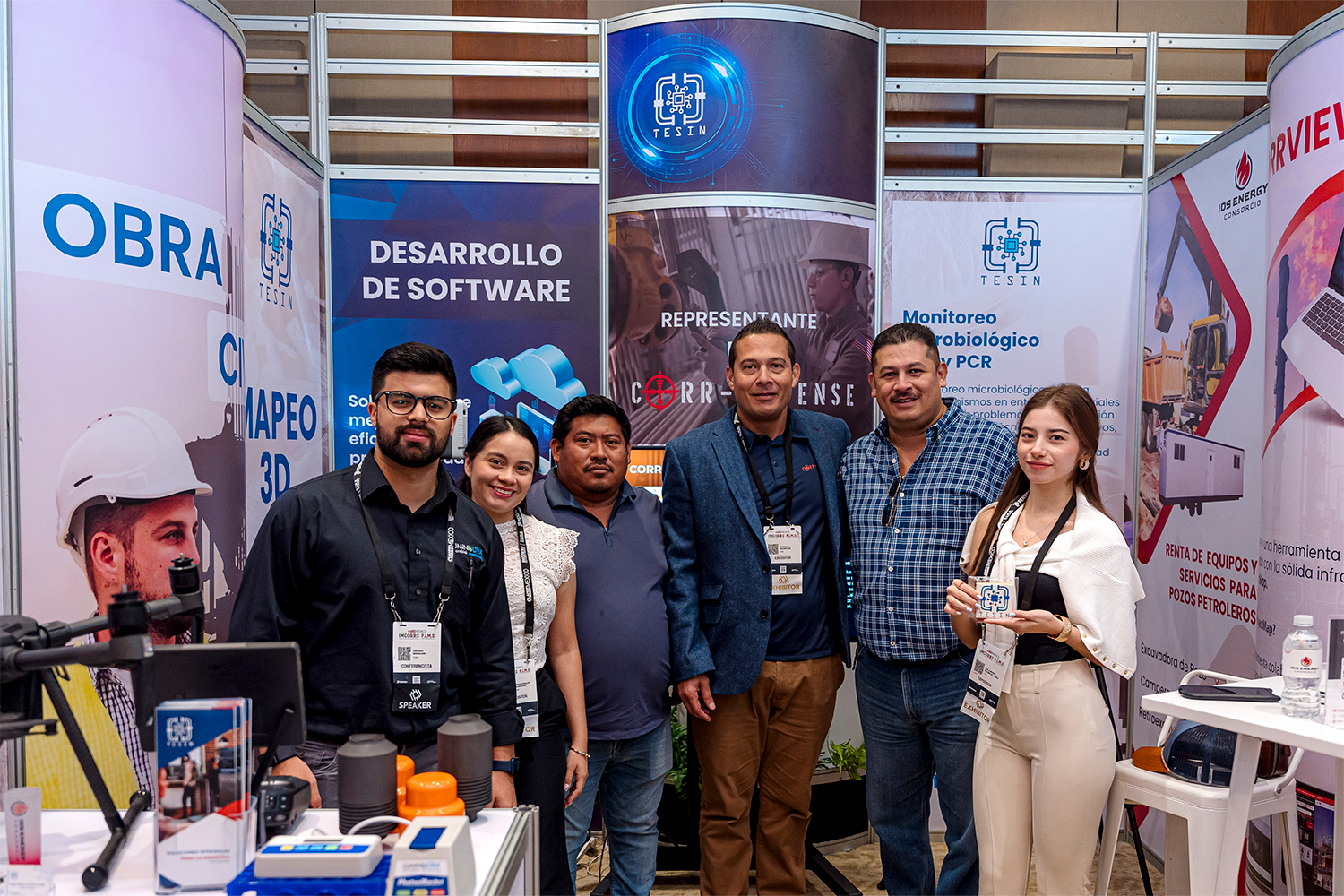 Equipo de la empresa Tesin en su stand de soluciones de software y monitoreo.