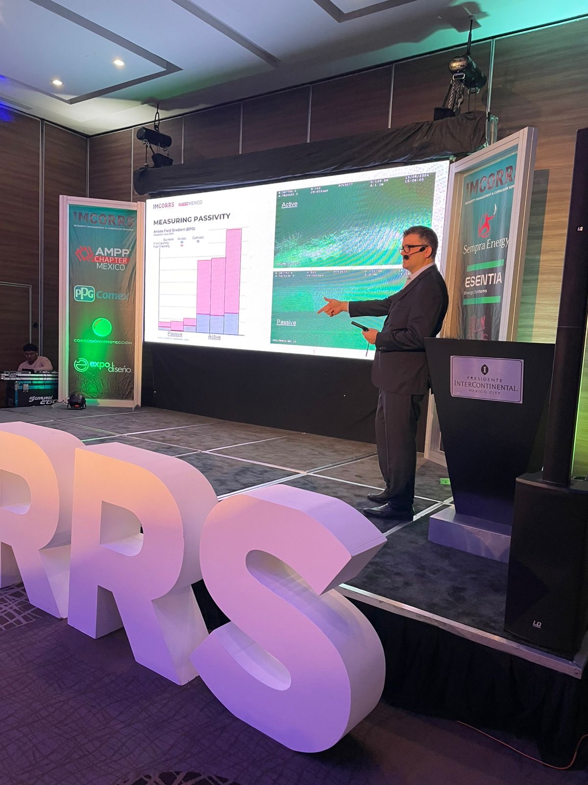 IMCORRS 2025: Conferencista presentando tema de integridad y corrosión
