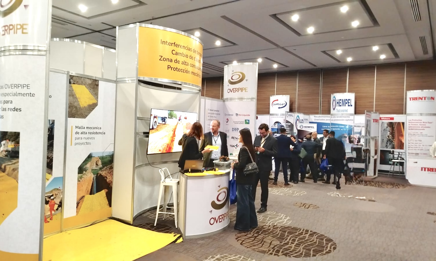 IMCORRS 2025: Área de exposición con módulos y señalética