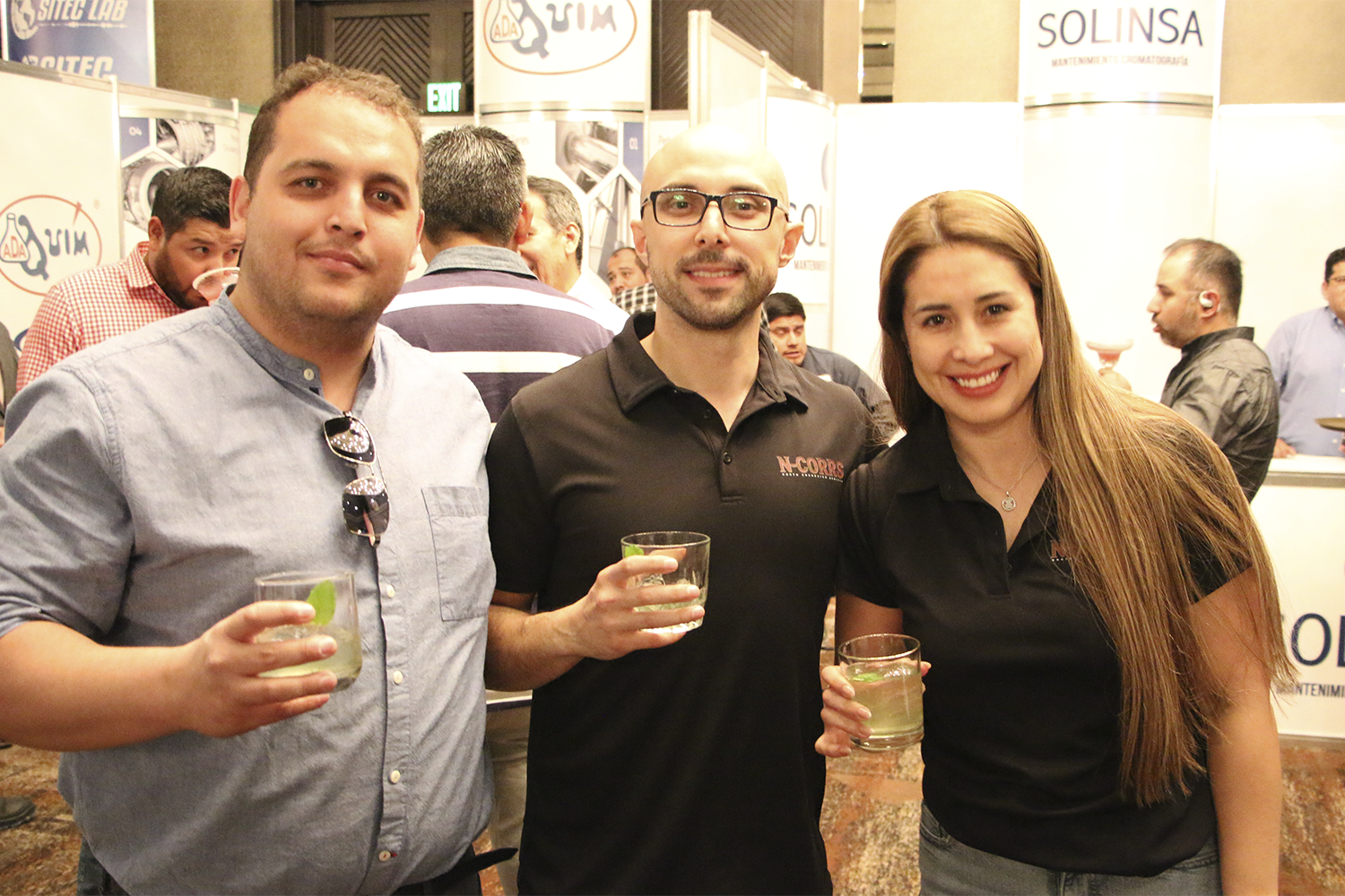 Networking entre asistentes en cóctel N-CORRS 2025