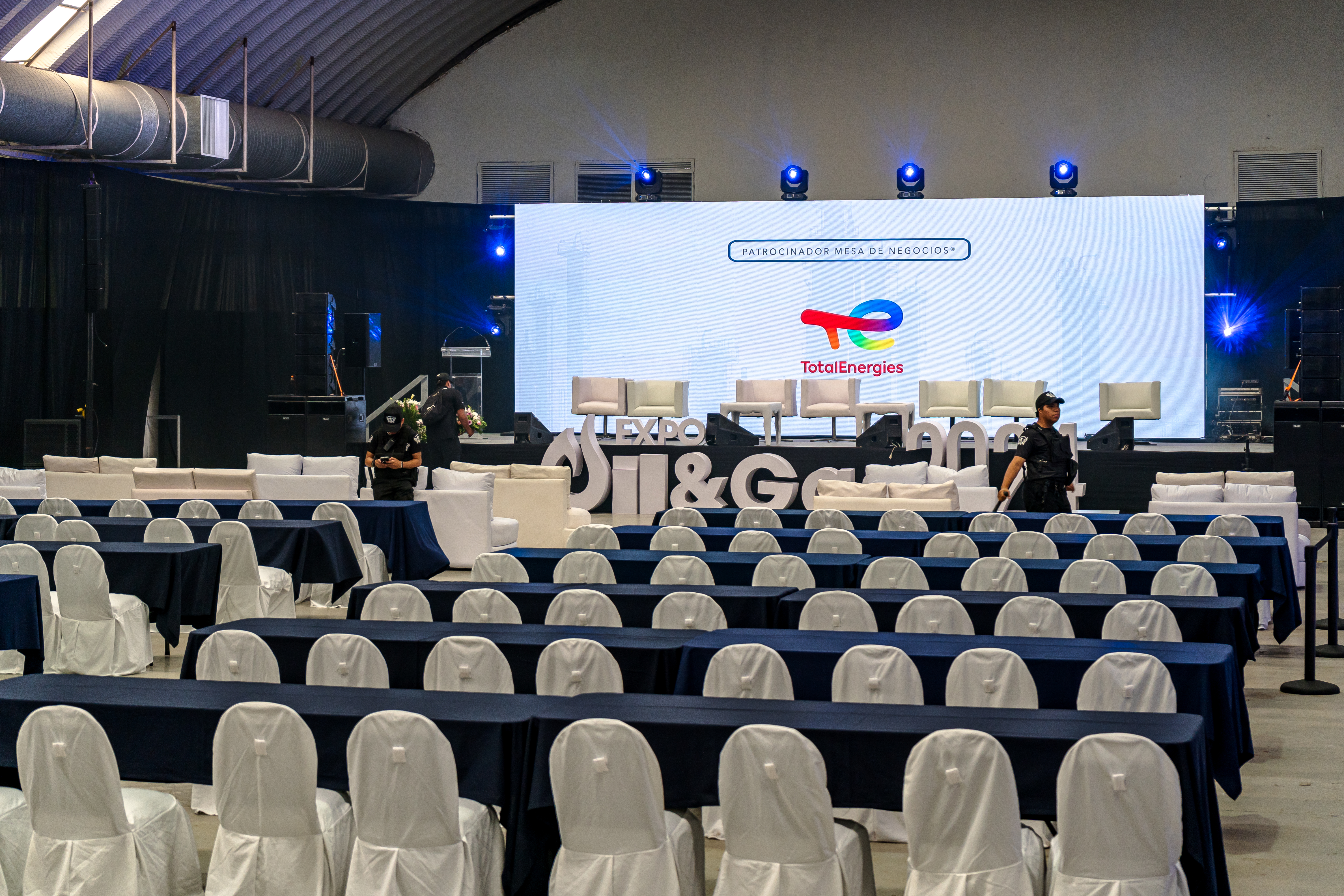 Estructura y back escenográfico instalado para actividades del evento Oil and Gas 2024