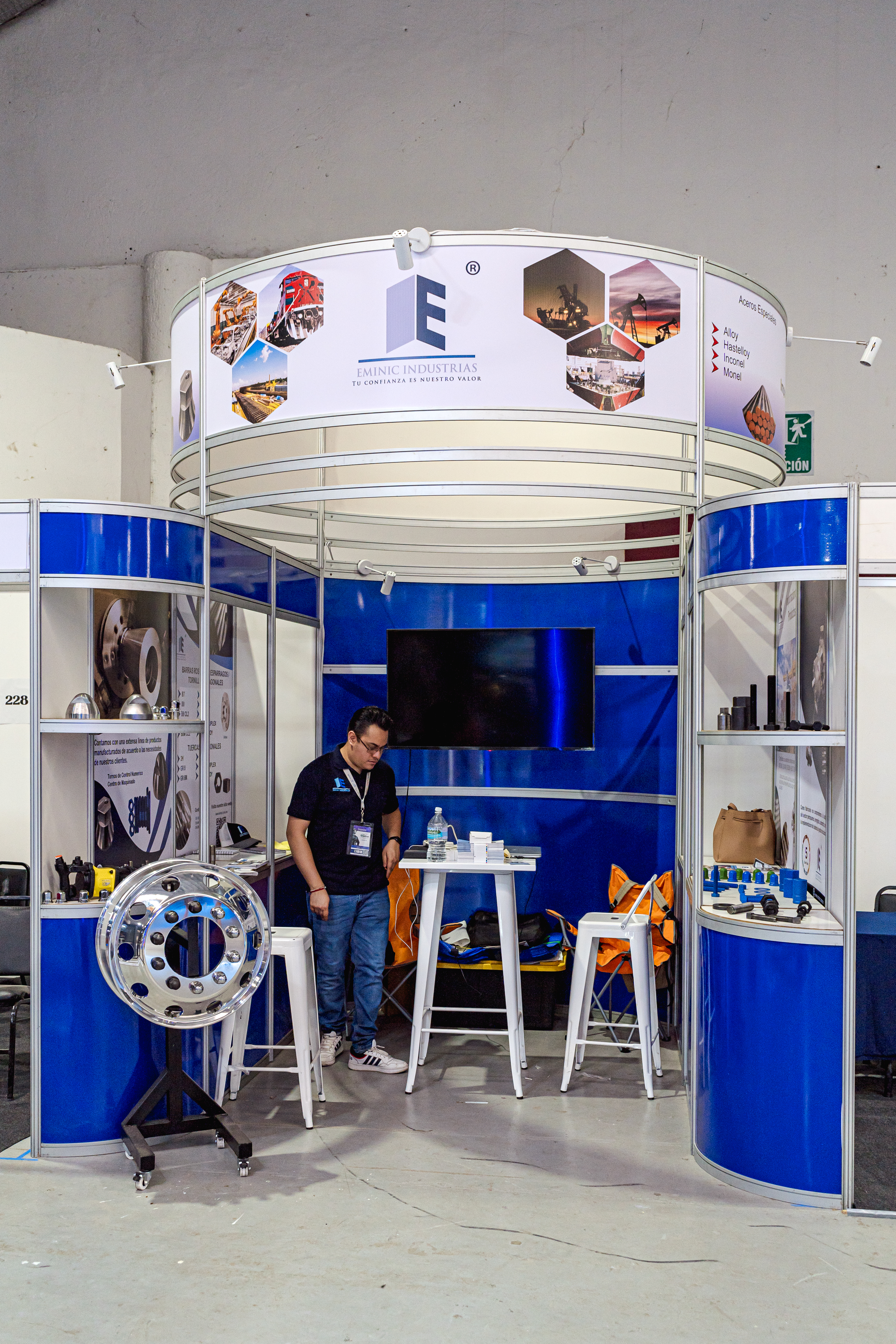 Detalle de stand en piso de exhibición en Oil and Gas 2024