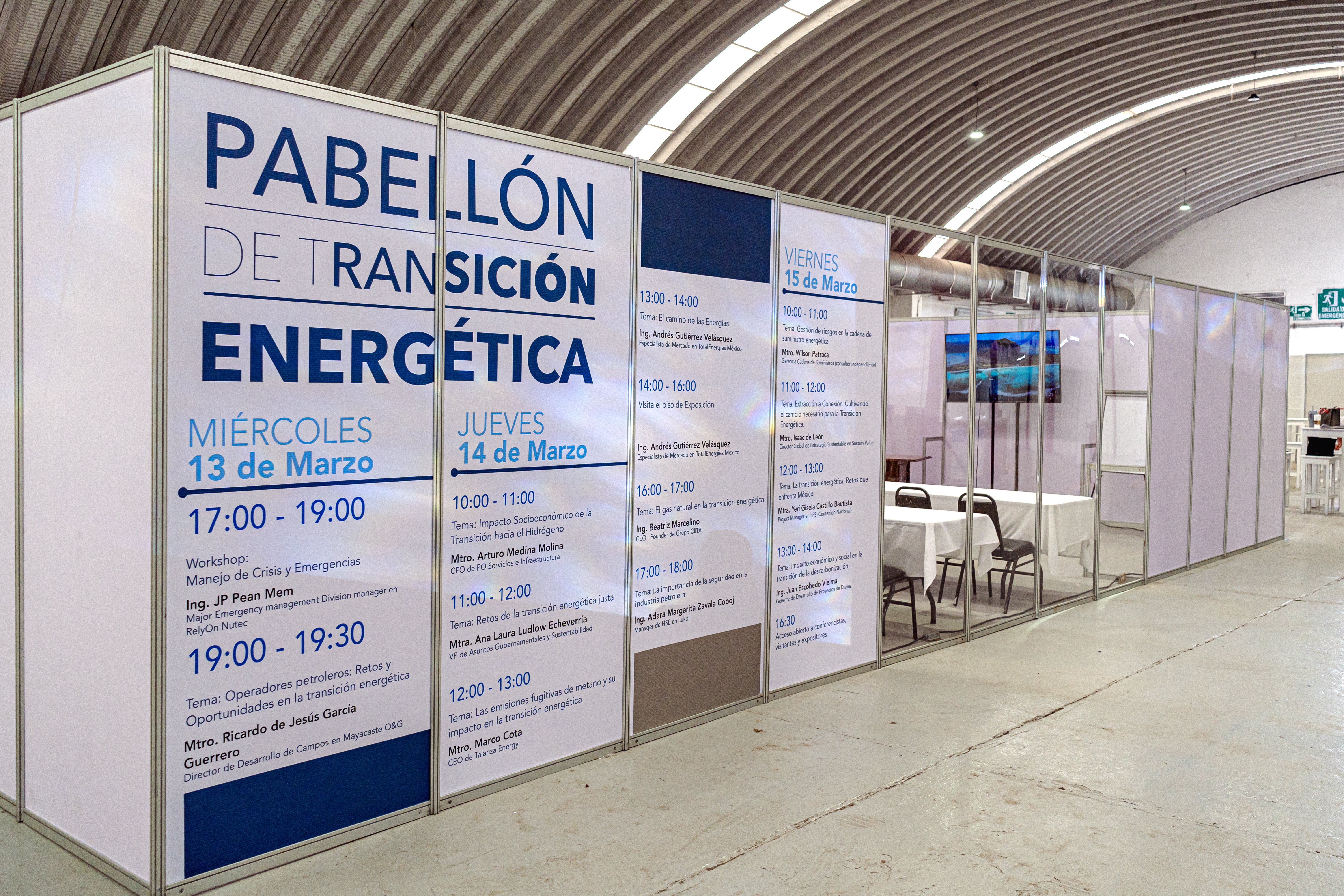 Stand con área de atención y exhibición en Oil and Gas 2024