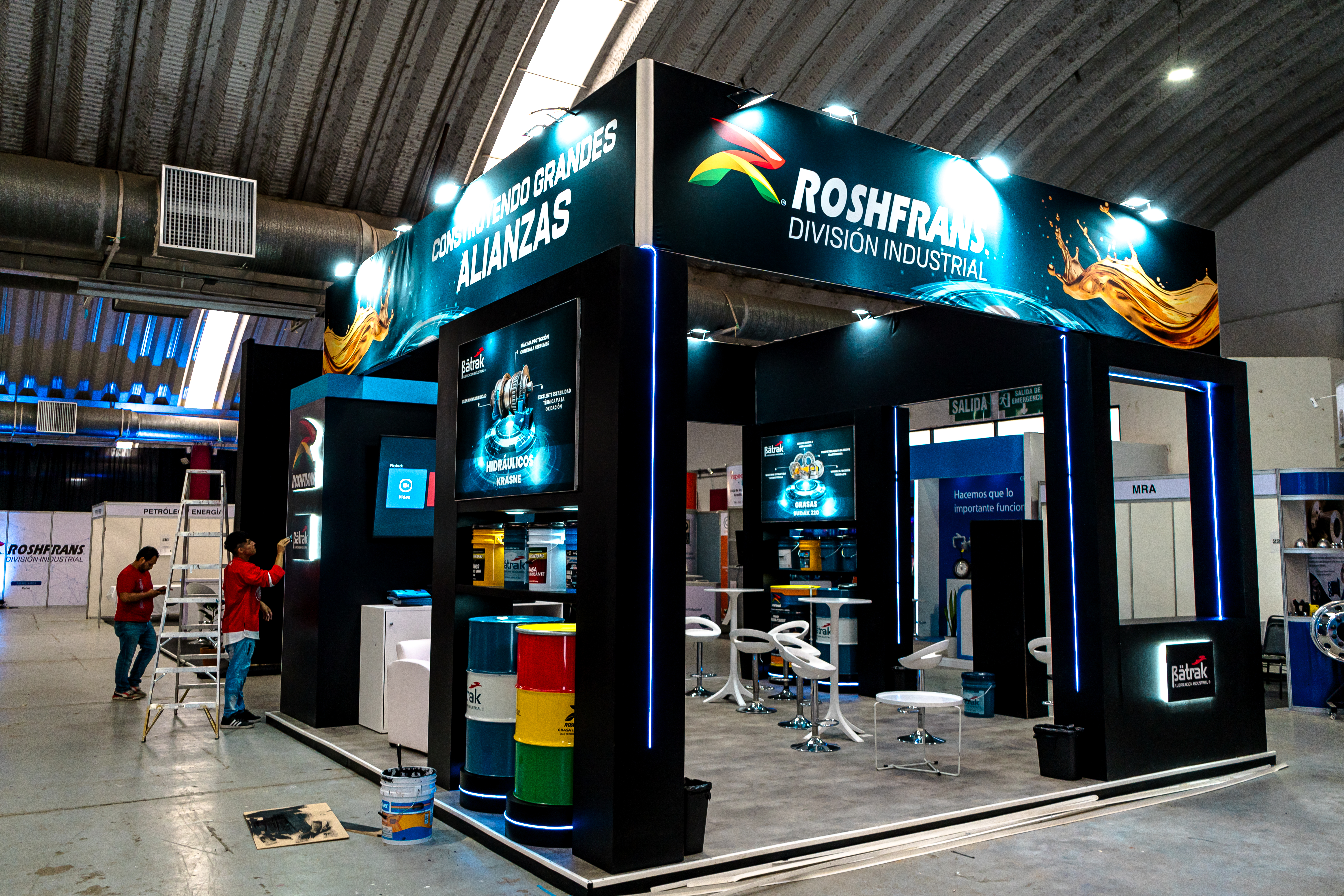 Configuración de stand para exposición industrial en Oil and Gas 2024