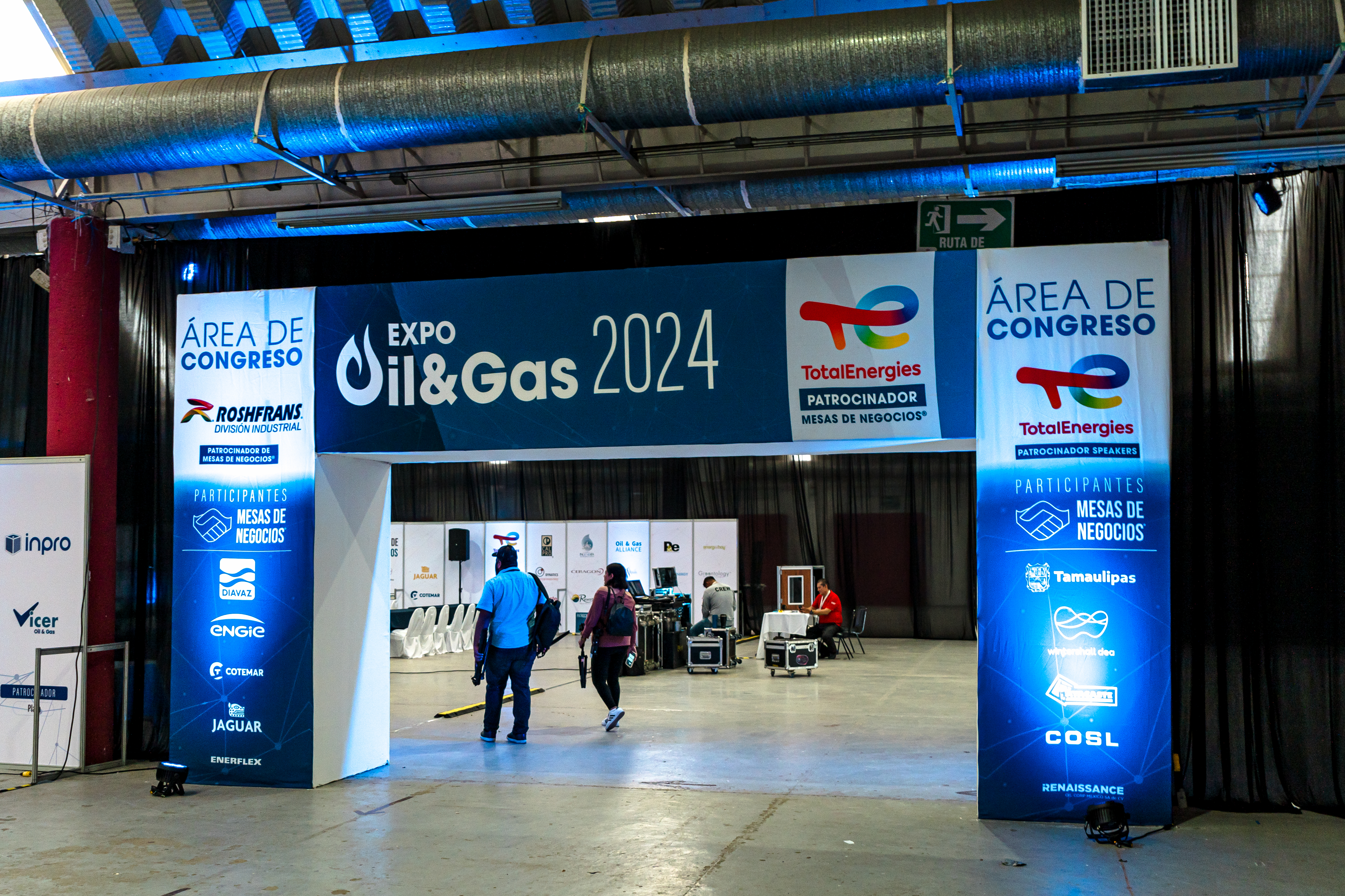 Vista lateral de stand en Oil and Gas 2024 con estructura modular