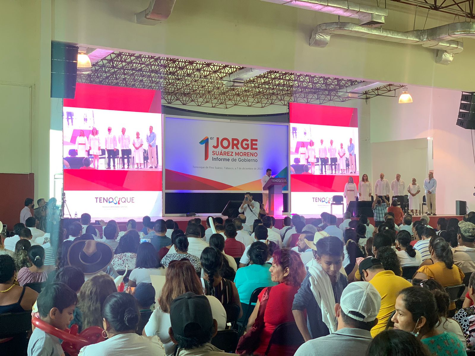 Detalle del escenario principal del 1er Informe de Gobierno de Tenosique con pantallas LED y podio personalizado por Expodiseño.