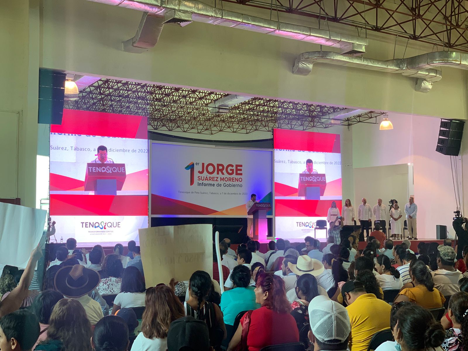 Público asistiendo al 1er Informe de Gobierno de Tenosique con el back escenográfico diseñado e instalado por Expodiseño.