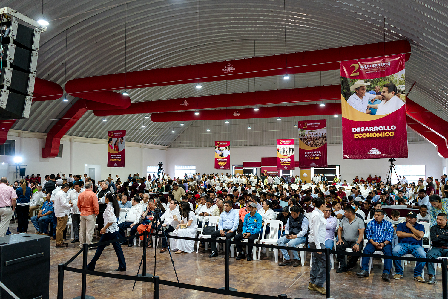 Público general y asistentes llenando el recinto durante la celebración del Segundo Informe de Gobierno de Macuspana.